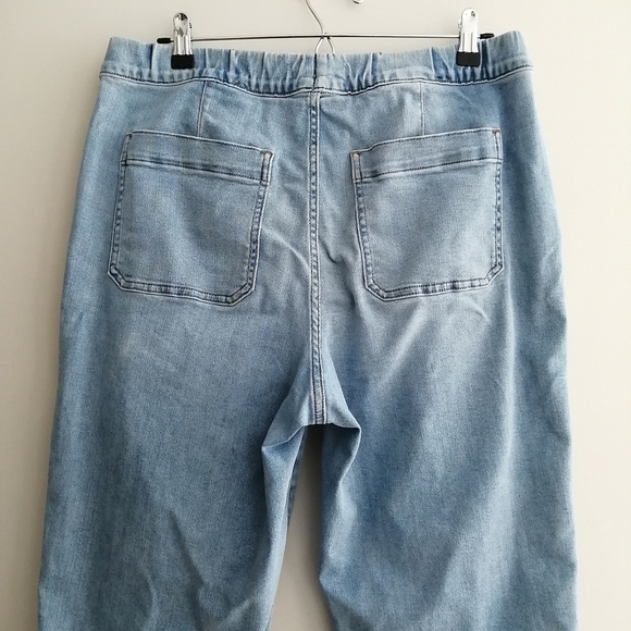 Madewell Pull On Relaxed Jeans in Bellview Wash Medium - Picture 9 of 16